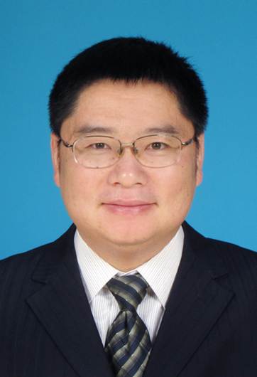 穿西装戴眼镜的男人在微笑 AI 生成的内容可能不正确。